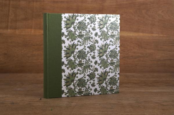 Elegantes Fotoalbum in grün mit feinem Einband